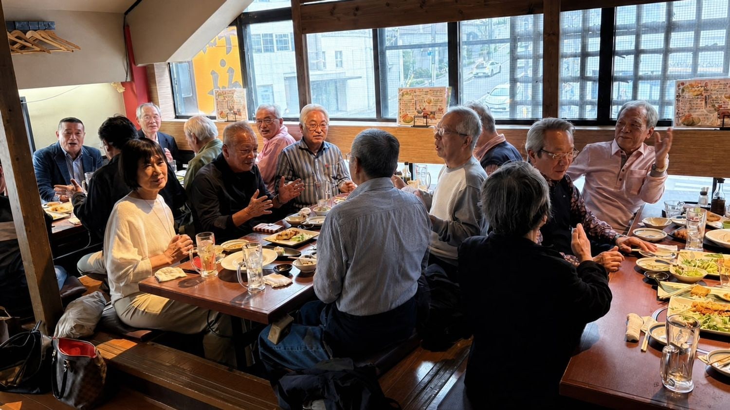 関西で開かれた会員交流会。食卓を囲んで語り合う会員たち